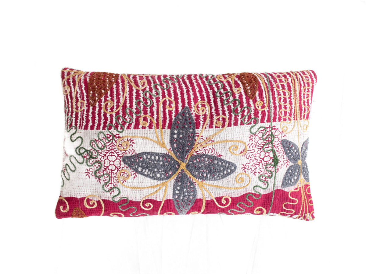 Unika Suzani pudebetrÃ¦k 30x50 cm som sari pude med orientalsk mÃ¸nster i hvid pink og bordeaux samt grÃ¥ og grÃ¸nne blade og guldornamenter