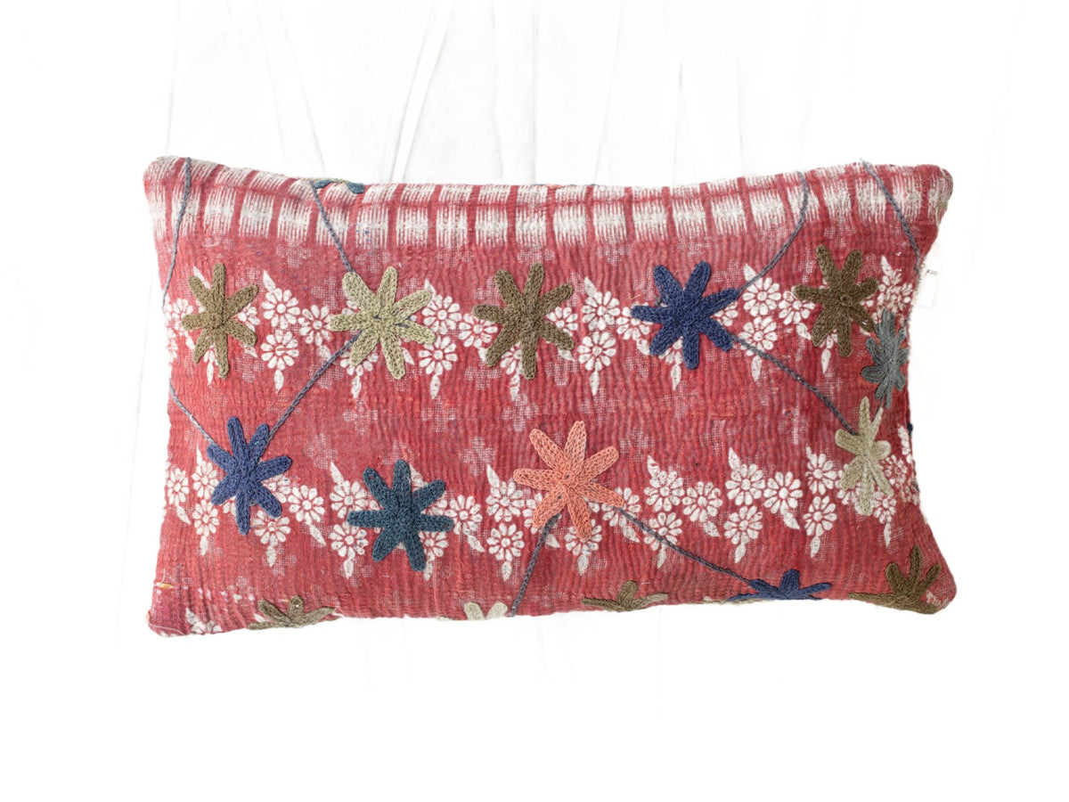 30x50 cm suzani pudebetrÃ¦k i stÃ¸vet rÃ¸d med broderede stjerneblomster i grÃ¸n og blÃ¥ samt hvide blomstermÃ¸nstre til sari pude boho pude.