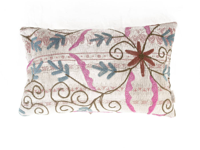 Unika suzani pudebetrÃ¦k 30x50 cm i creme med farverigt indisk etnisk broderi i blÃ¥ pink og brune slyngemÃ¸nstre til boho sari pude
