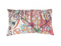 Einzigartiger Suzani-Kissenbezug 30x50 cm im Vintage-Boho-Stil mit farbenfrohem Stickmuster in Burgunderrot, Beige und Türkis auf indischem Canvas.