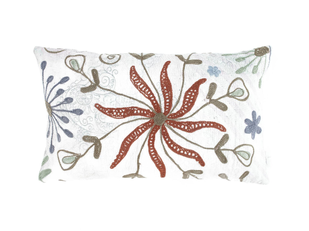 Suzani pudebetrÃ¦k 30x50 cm i hvidt stof med etnisk vintage rosetmÃ¸nster i rust orange blÃ¥ og olivengrÃ¸n indisk boho stil