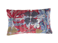 Suzani Kissenbezug 30x50 cm in Rot mit farbenfrohen, gestickten Blumen-, Blätter- und Vogelmotiven in Blau, Grau und Beige im Boho-Vintage-Oriental-Stil.