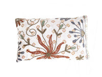 Weißer Suzani-Kissenbezug 30x50 cm mit farbenfroher orientalischer Stickerei: gewundene Blüten in Terrakotta, Dunkelblau und Staubgrün, Boho-Vintage-Stil.