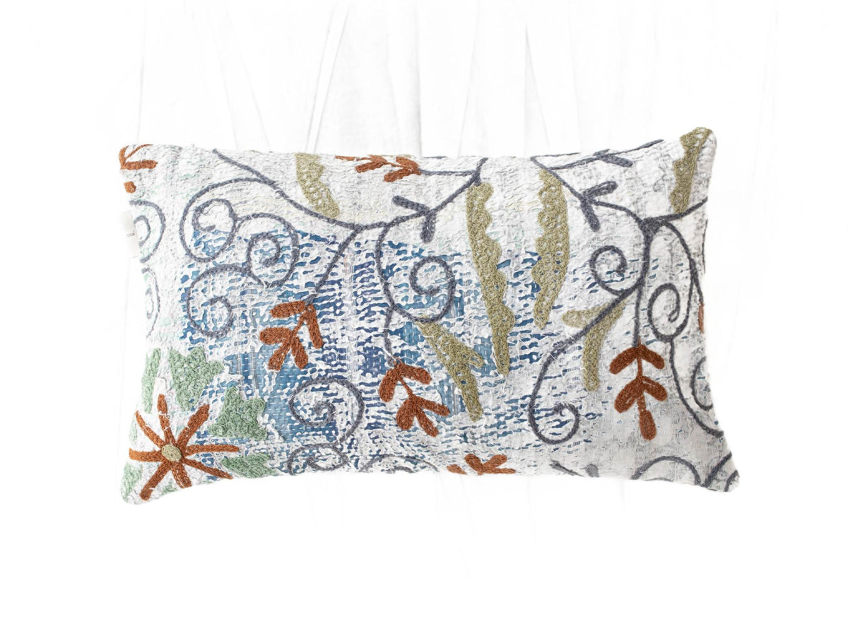 Unikt suzani pudebetrÃ¦k 30x50 cm med hvid bund og farverigt arabeskmÃ¸nster i blÃ¥ grÃ¸n og brun boho indisk orientalsk sari pude