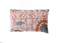 Suzani Kissenbezug 30x50 cm in zartem Rosa mit weißem Ornamentmuster und gestickten orientalischen Motiven in Grünocker und Grau im Boho-Vintage-Stil.