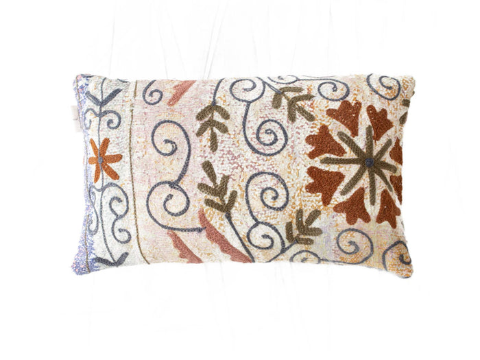 Unikt suzani pudebetrÃ¦k 30x50 cm i offwhite med farverigt broderi i navy slyngninger og brune blomsterformer til boho orientalsk sari pude
