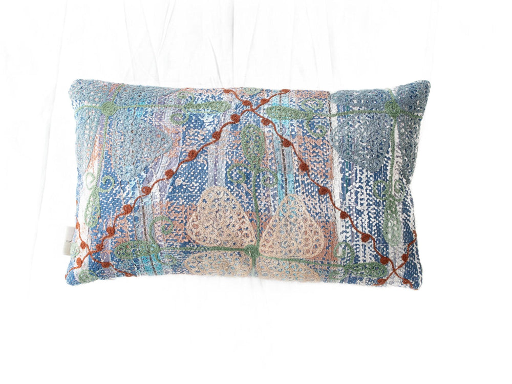 Einzigartiger Suzani-Kissenbezug (30 x 50 cm) mit blau-grünen Quadraten, beigen Mustern und orangefarbenen Ziernähten auf ethnisch-boho-vintage-Textur