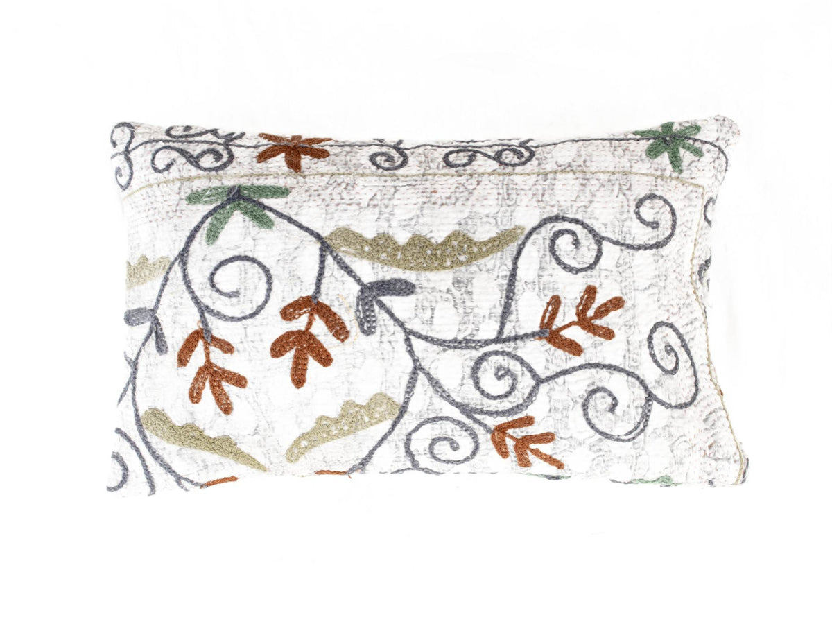 Suzani pudebetrÃ¦k 30x50 cm i creme med farverige broderede slyngmÃ¸nstre og blade i mÃ¸rkeblÃ¥ grÃ¸n og rust, boho vintage orientalsk stil.