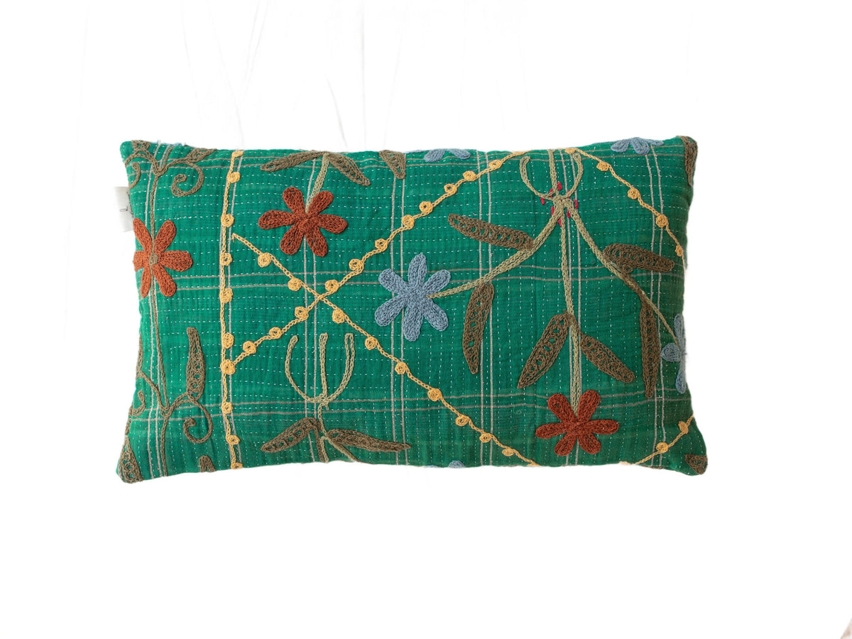 GrÃ¸nt suzani pudebetrÃ¦k 30x50 cm med farverig broderet blomstermotiv og slyngede grene samt ternet mÃ¸nster i boho vintage stil.