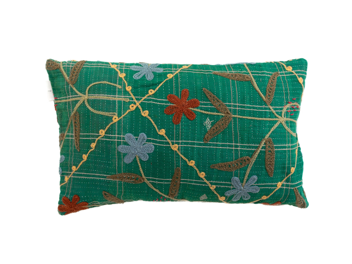 Grüner Suzani-Kissenbezug 30x50 cm mit weiß-kariertem Muster und gestickten Blumen in Beige, Blau und Rostrot im orientalischen Boho-Ethno-Stil.