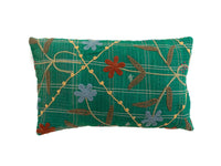 Grüner Suzani-Kissenbezug 30x50 cm mit weiß-kariertem Muster und gestickten Blumen in Beige, Blau und Rostrot im orientalischen Boho-Ethno-Stil.