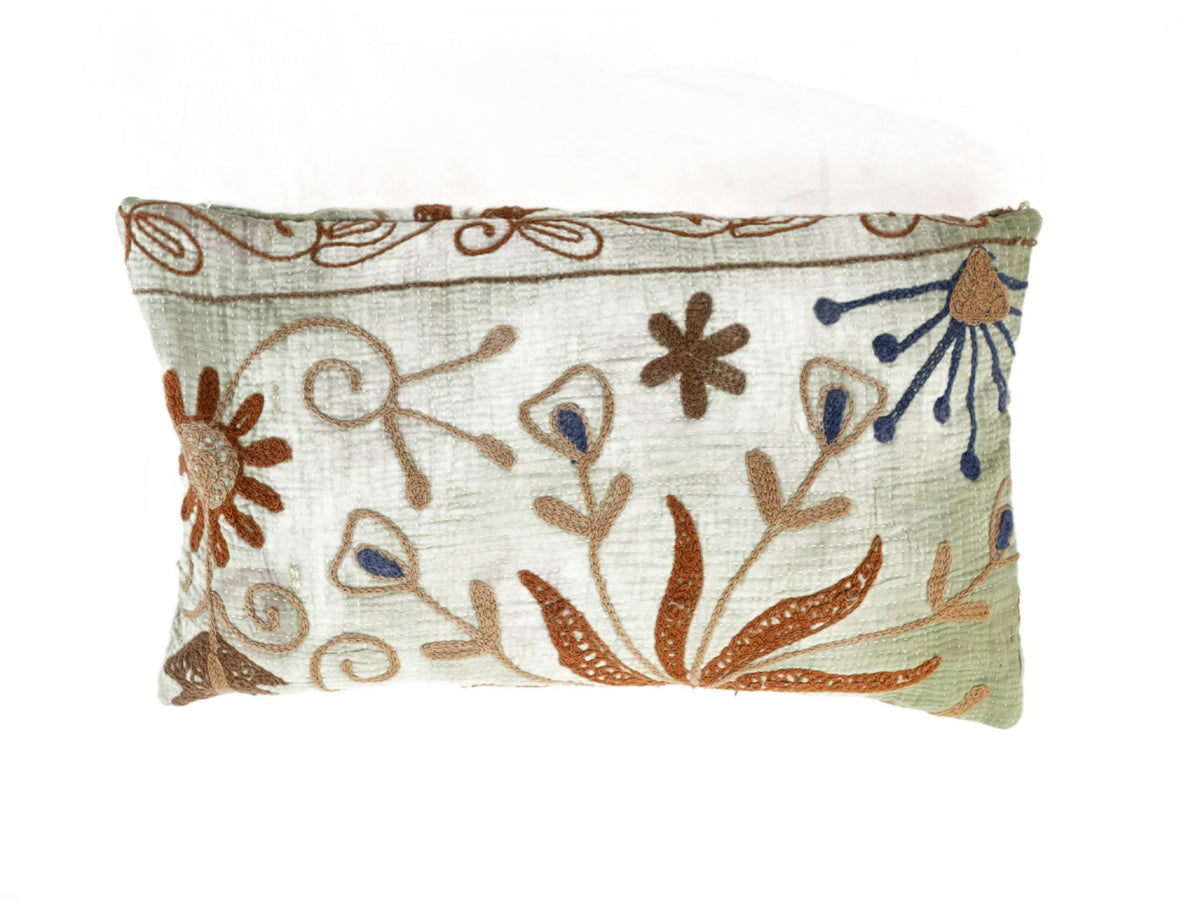 Einzigartiger Suzani-Kissenbezug (30 x 50 cm) in Weiß und Hellgrün mit farbenfrohen Stickereien in Rostbraun und Dunkelblau für ein Boho-Sari-Kissen.