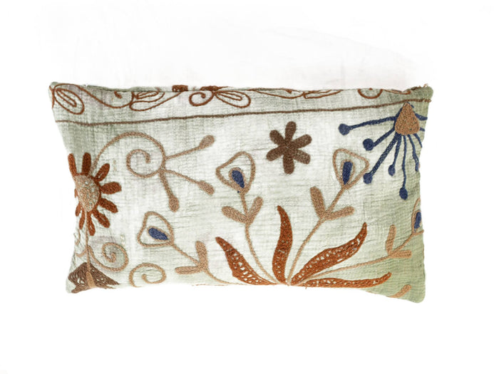 Einzigartiger Suzani-Kissenbezug (30 x 50 cm) in Weiß und Hellgrün mit farbenfrohen Stickereien in Rostbraun und Dunkelblau für ein Boho-Sari-Kissen.