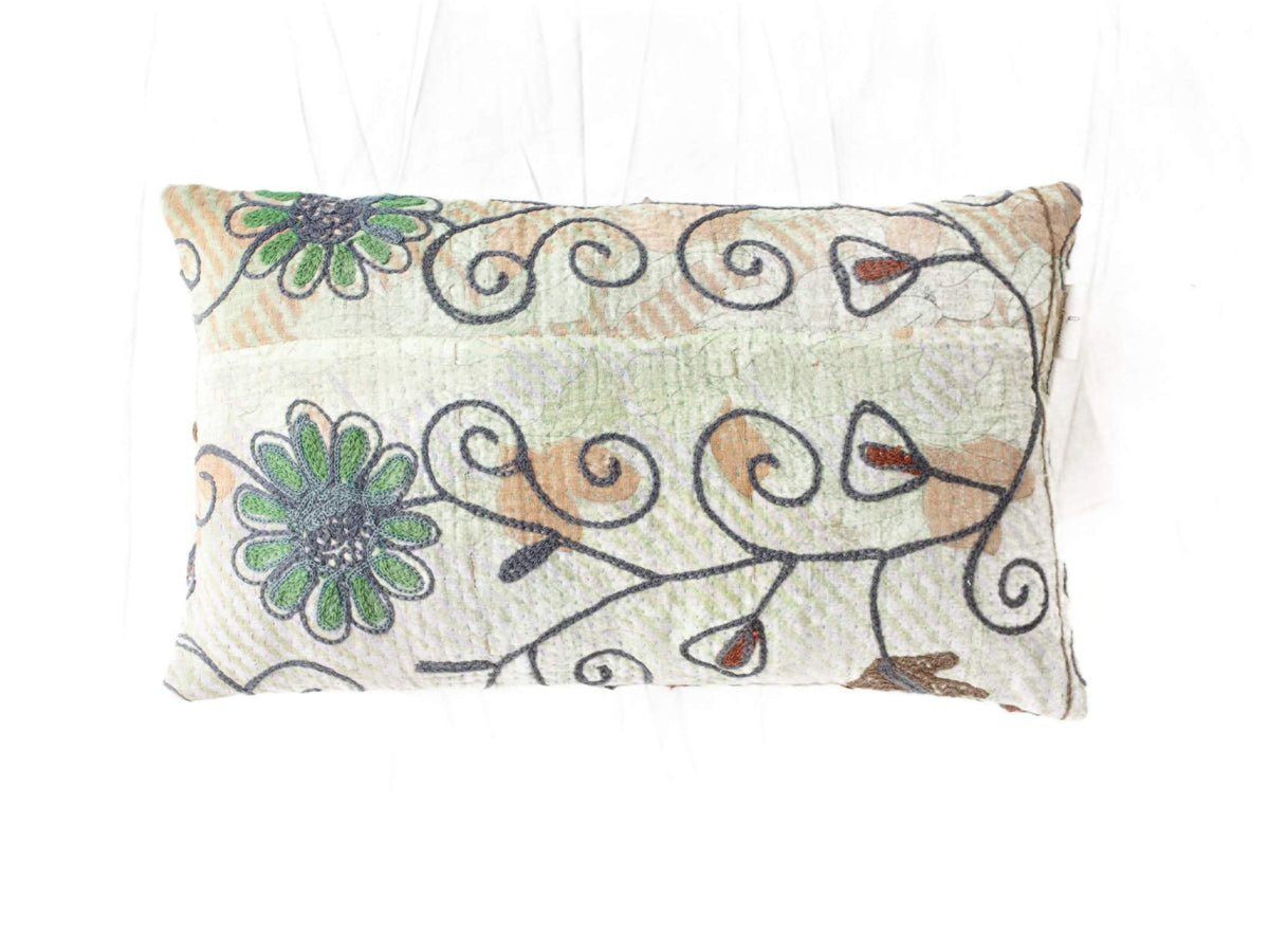 Suzani pudebetrÃ¦k 30x50 cm i creme med farverigt boheme vintage broderi og slyngende spiralmÃ¸nstre i grÃ¸n blÃ¥ og orange
