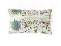 Suzani pudebetrÃ¦k 30x50 cm i creme med farverigt boheme vintage broderi og slyngende spiralmÃ¸nstre i grÃ¸n blÃ¥ og orange