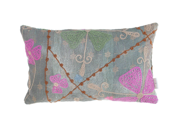 Einzigartiger Suzani-Kissenbezug (30 x 50 cm) in Hellgrau-Blau mit farbenfroher Stickerei aus rosa Herzen, grünen Formen und orangefarbenen geschwungenen Linien im Boho-Stil (indisch-ethnisch).