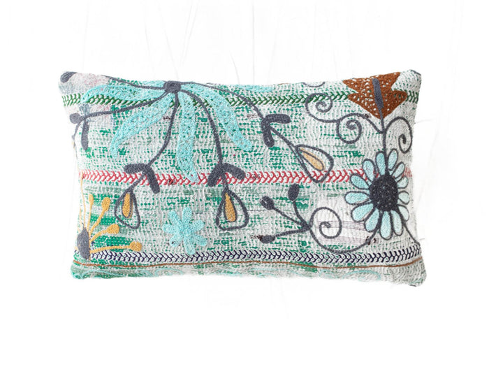 Sari-Kissenbezug „Suzani“ 30x50 cm im Vintage-Boho-Stil mit türkisfarbenem, grünem, weißem und dunkelblauem Ornamentmuster und Fransen