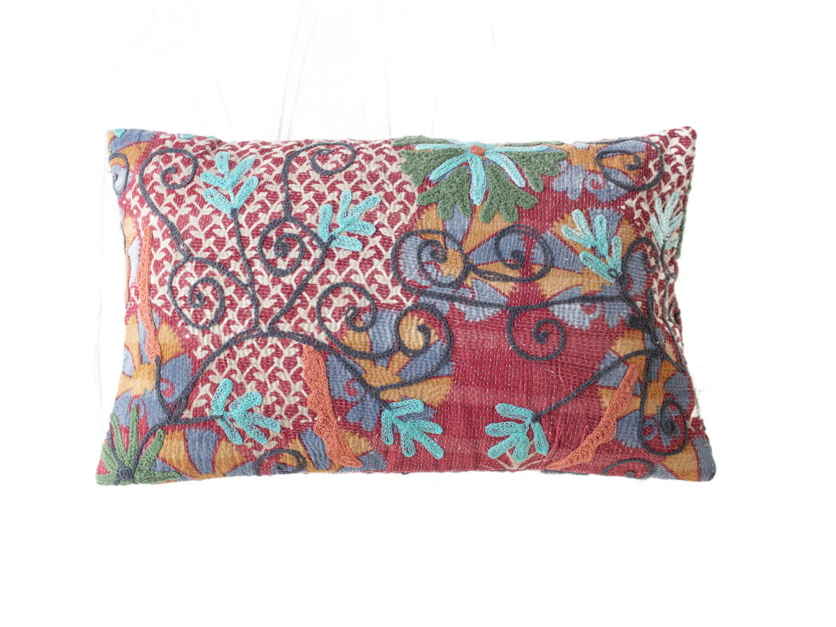 Suzani pudebetrÃ¦k 30x50 cm i maroon med sari pude mÃ¸nster og orientalsk vintage broderi i blÃ¥ konturer turkis og orange detaljer