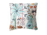 Einzigartiger Suzani-Kissenbezug 50x50 cm aus weißem Stoff mit farbenfrohem Blumenornament in Türkis-, Grün-, Rot- und Brauntönen im ethnischen Boho-Stil.