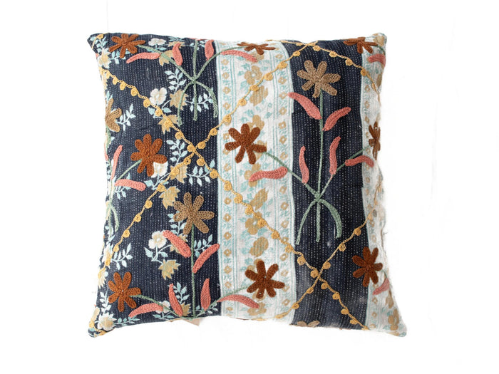Einzigartiger Boho-Suzani-Kissenbezug (50 x 50 cm) aus dunkelblauem Patchwork mit gestickten Blumen in Braun-, Gold- und Koralltönen sowie helltürkisfarbenen Einsätzen.