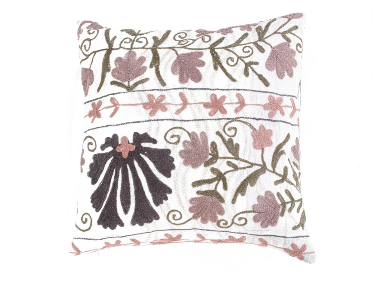 Einzigartiger Suzani-Kissenbezug (50 x 50 cm) in Weiß mit orientalischen Boho-Blumenmotiven in Altrosa und Altlila sowie olivgrünen Ranken und dunklen Blüten