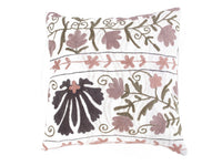 Einzigartiger Suzani-Kissenbezug (50 x 50 cm) in Weiß mit orientalischen Boho-Blumenmotiven in Altrosa und Altlila sowie olivgrünen Ranken und dunklen Blüten
