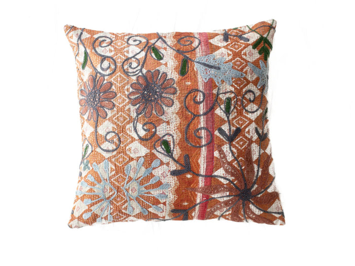 Einzigartiger Suzani-Kissenbezug 50x50 cm in Terrakotta, Weiß und Rosa mit dunkelblauen Rosetten und Wickelmustern im Boho-Vintage-Oriental-Ethno-Stil.