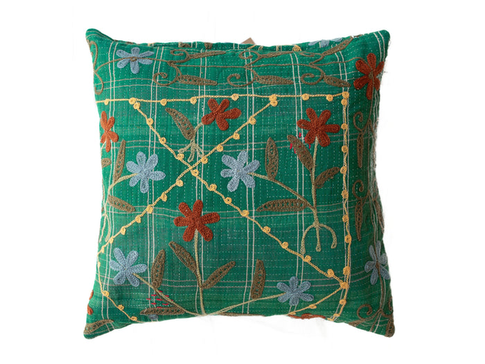 Suzani pudebetrÃ¦k 50x50 cm i dyb grÃ¸n med broderede blomster i grÃ¥ rÃ¸dbrun og okker i orientalsk boho vintage stil