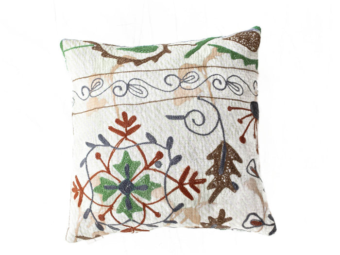 Unikt suzani pudebetrÃ¦k 50x50 cm i creme med broderede orientalske blomster slyngornamenter i grÃ¸n brun og mÃ¸rkeblÃ¥ boheme boho