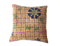 Suzani Kissenbezug 50x50 cm in Senfgelb im Boho-Stil mit schwarzem Karomuster, blauen Wirbeln und gestickten Blumen in Grün, Marineblau und Lila.