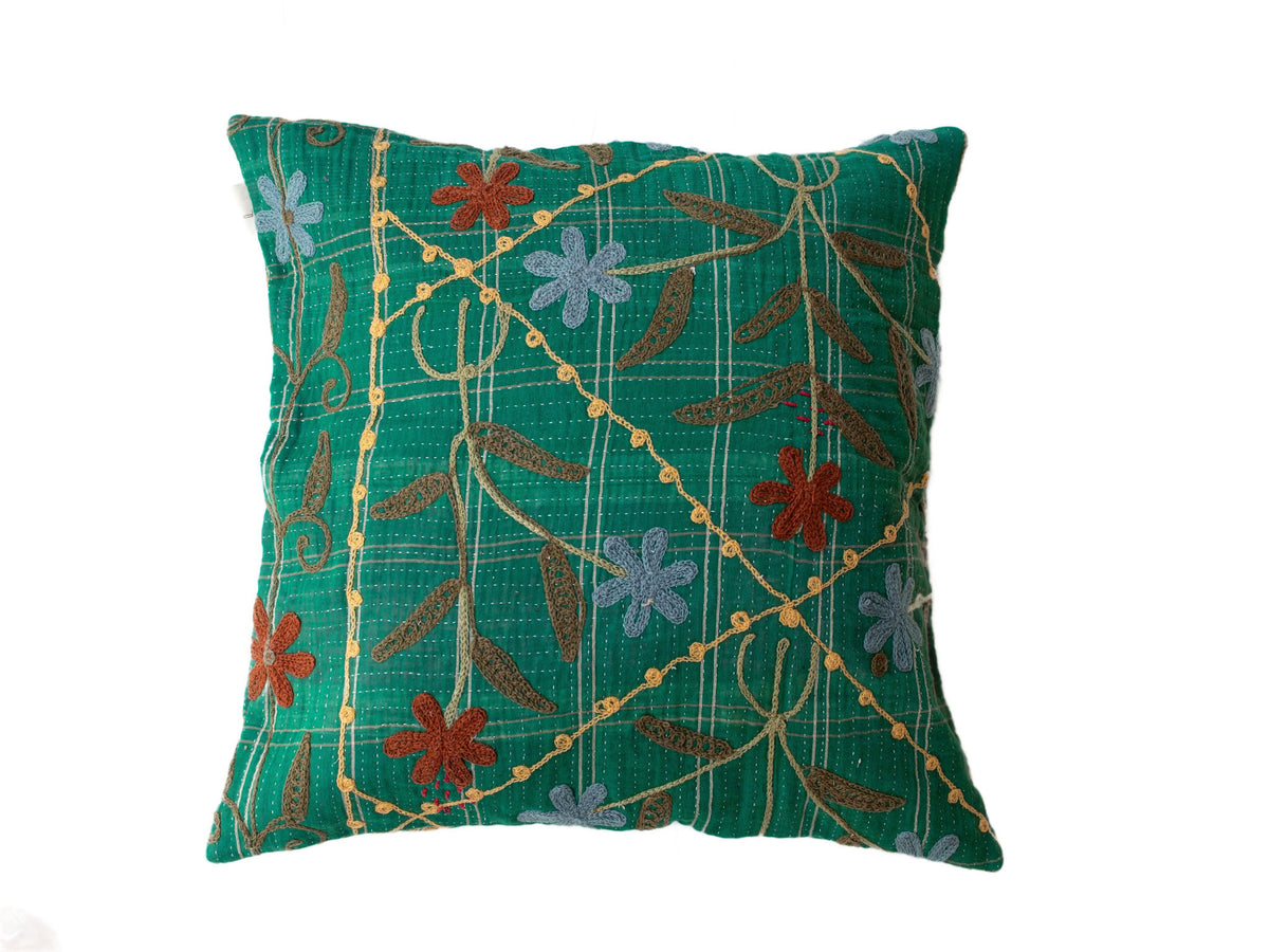 Grüner Suzani-Kissenbezug 50x50 cm im Boho-Oriental-Stil mit kariertem Streifenmuster und farbenfrohen, gestickten Blumen in Braun, Rot und Hellblau.