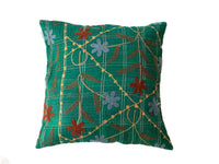 Grüner Suzani-Kissenbezug 50x50 cm im Boho-Oriental-Stil mit kariertem Streifenmuster und farbenfrohen, gestickten Blumen in Braun, Rot und Hellblau.