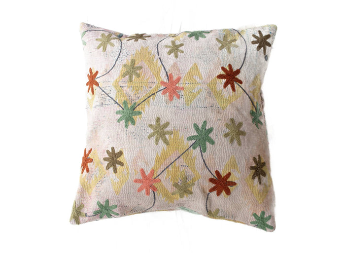 Suzani Kissenbezug 50x50 cm in Cremeweiß mit bunten, stilisierten Sternen, gestickte Umrisse in Dunkelblau, Grün, Gelb und Rot, Boho-Vintage-Muster