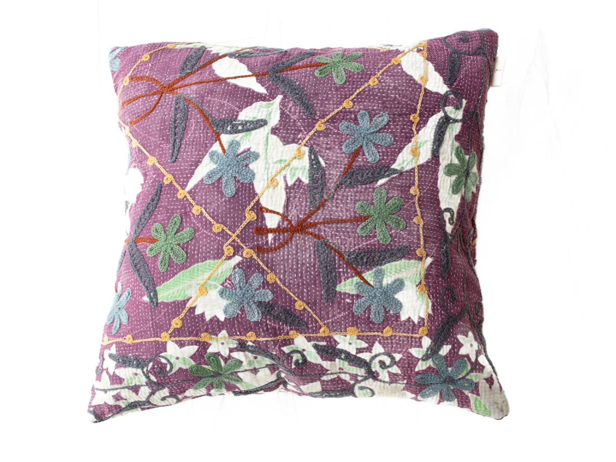 Lila Suzani-Kissenbezug 50x50 cm mit weißen Feldern und gestickten Blumen in Grau, Blau, Grün und Gelb, orientalischer Boho-Vintage-Stil.