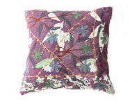 Lila Suzani-Kissenbezug 50x50 cm mit weißen Feldern und gestickten Blumen in Grau, Blau, Grün und Gelb, orientalischer Boho-Vintage-Stil.