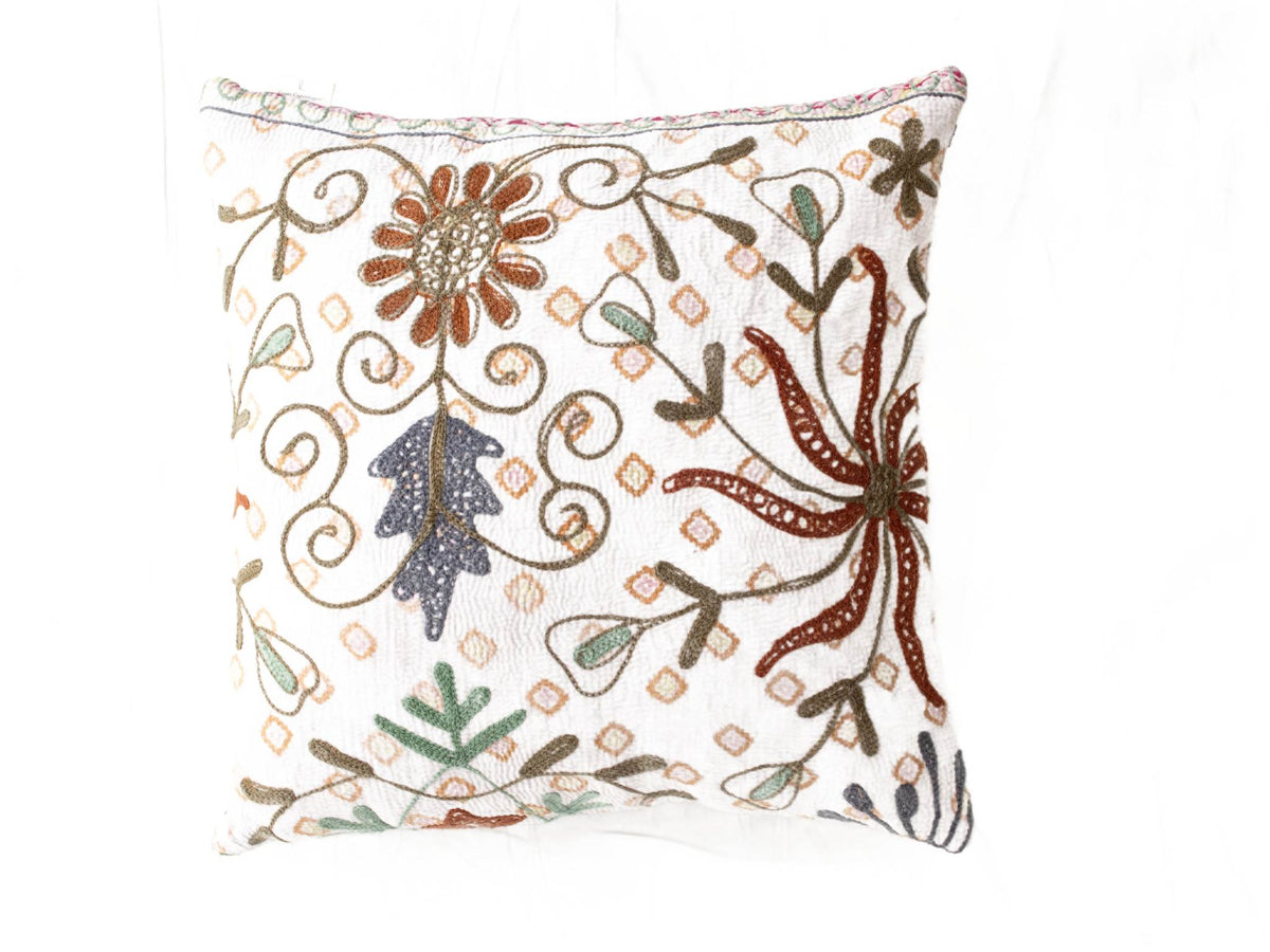 Unikt suzani pudebetrÃ¦k 50x50 cm i hvid med farverigt orientalsk broderi af blomster og slyng i rust brun grÃ¸n og mÃ¸rk blÃ¥ ornamenter