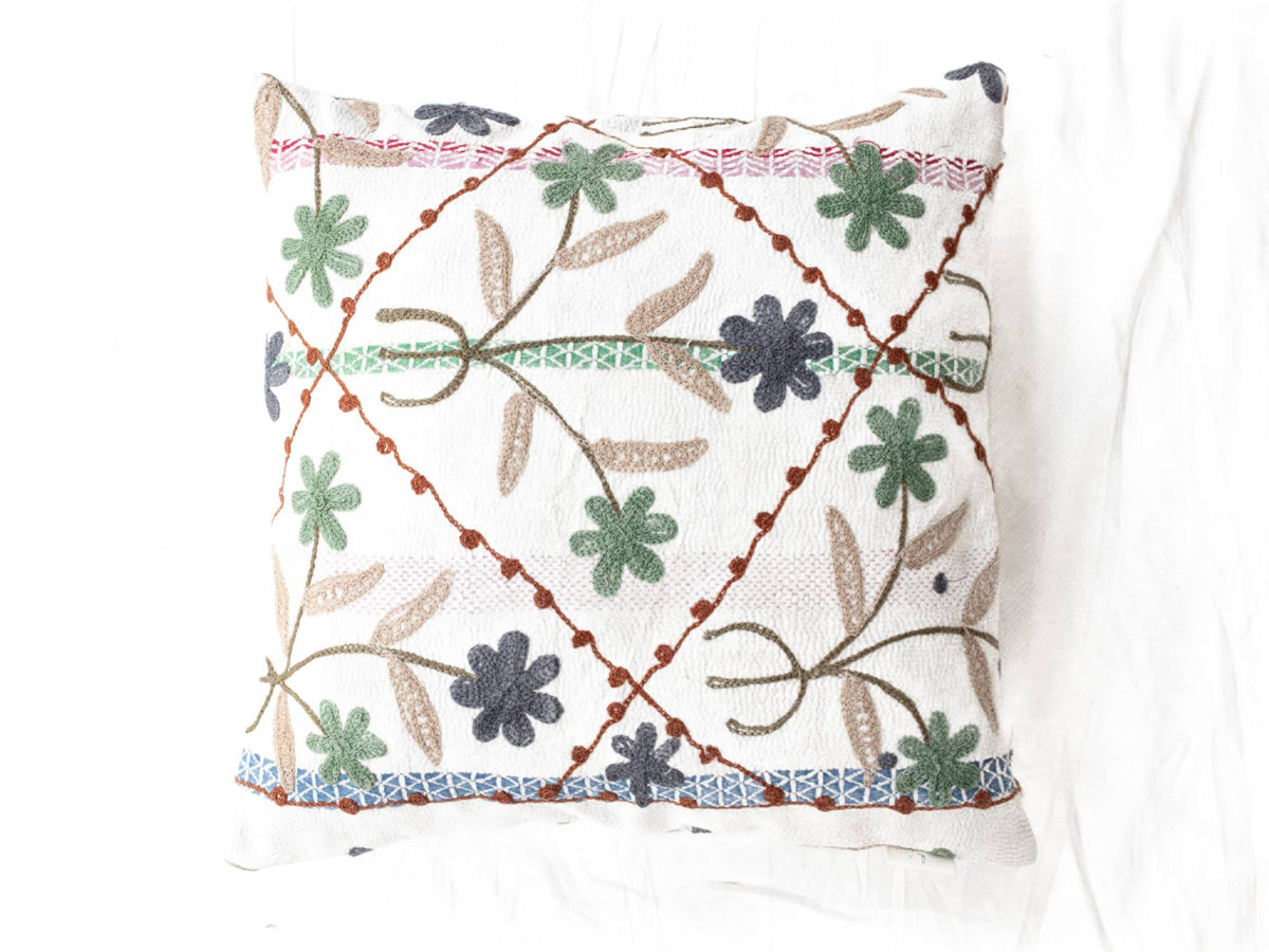 Unikt suzani pudebetrÃ¦k 50x50 cm i creme med broderede blomster i grÃ¸nne og mÃ¸rkeblÃ¥ nuancer samt brun rammekant og boho mÃ¸nster