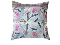 Suzani pudebetrÃ¦k 50x50 cm i lyseblÃ¥ med farverige blomster i pink og grÃ¸n sorte blade og orange slyngemÃ¸nster i boho vintage stil
