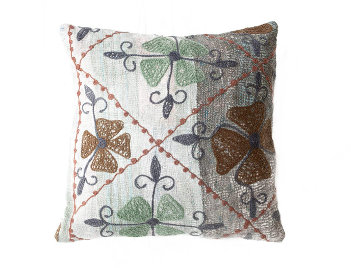 Broderet suzani pudebetrÃ¦k 50x50 cm i creme med farverigt mÃ¸nster af grÃ¸nne og blÃ¥ blomster brun rÃ¸d kant og etnisk boho look.