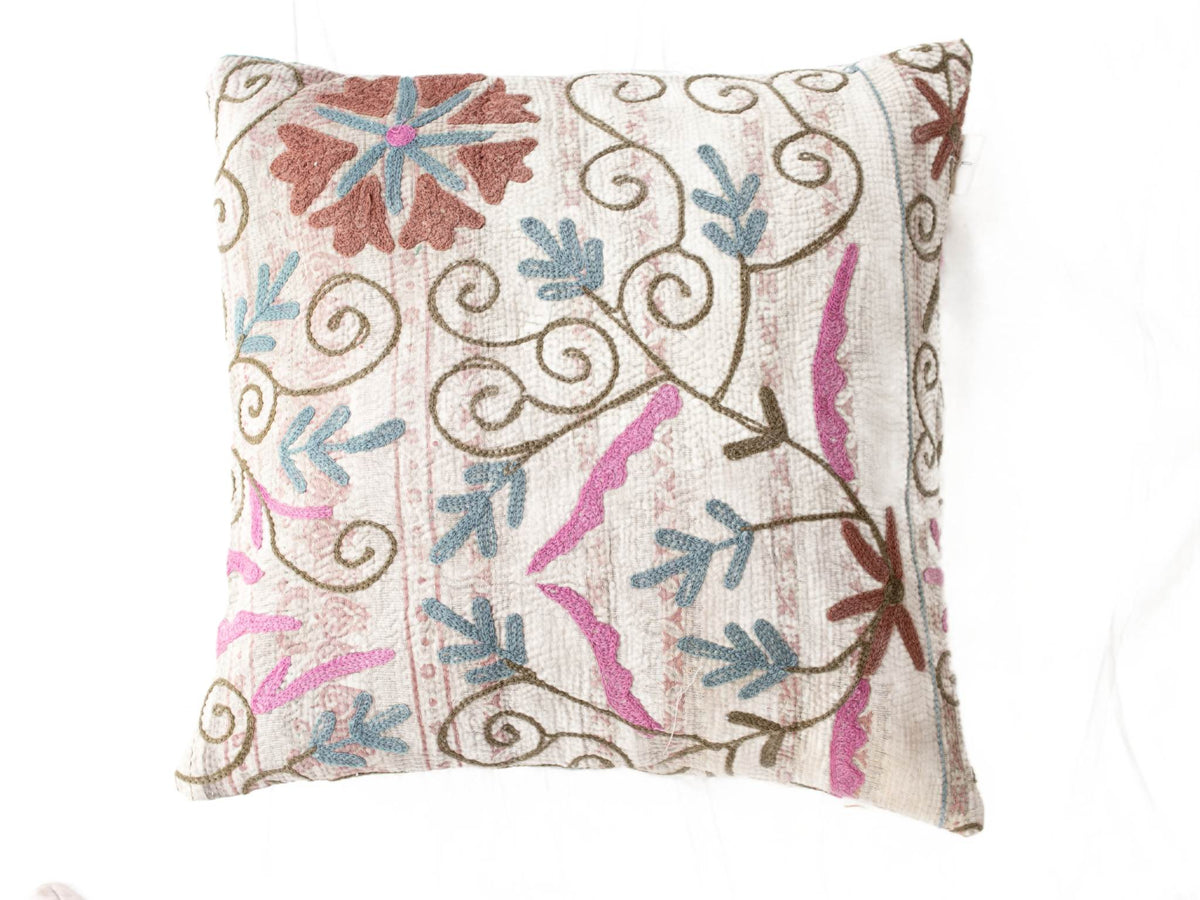 Einzigartiger Suzani-Kissenbezug (50 x 50 cm) in Weiß mit farbenfrohem, orientalischem Vintage-Muster in Blau, Rosa und Braun, verziert mit Konturstichen.