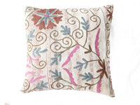 Einzigartiger Suzani-Kissenbezug (50 x 50 cm) in Weiß mit farbenfrohem, orientalischem Vintage-Muster in Blau, Rosa und Braun, verziert mit Konturstichen.