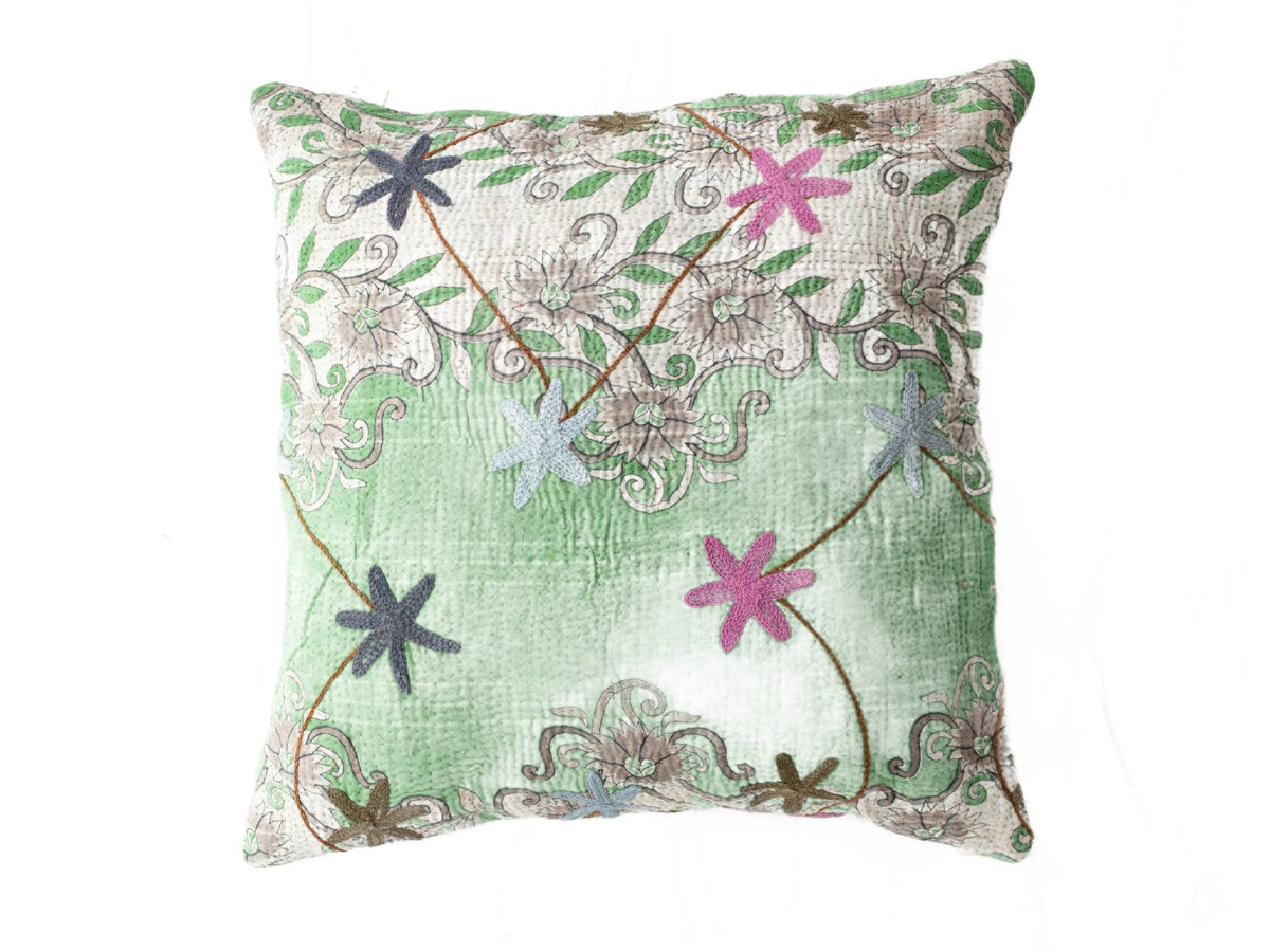 Einzigartiger Sari-Kissenbezug (Suzani) in 50x50 cm aus hellgrünem Stoff mit weißem, gemustertem Band, verziert mit bunten Blumen und geschwungenen Linien im orientalischen Bohème-Stil.
