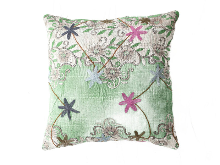 Einzigartiger Sari-Kissenbezug (Suzani) in 50x50 cm aus hellgrünem Stoff mit weißem, gemustertem Band, verziert mit bunten Blumen und geschwungenen Linien im orientalischen Bohème-Stil.