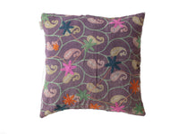 Suzani Kissenbezug 50x50 cm in Lila mit geschwungenem Muster aus grünen Ranken und gestickten rosa, orangefarbenen und blauen Blumen und Sternen