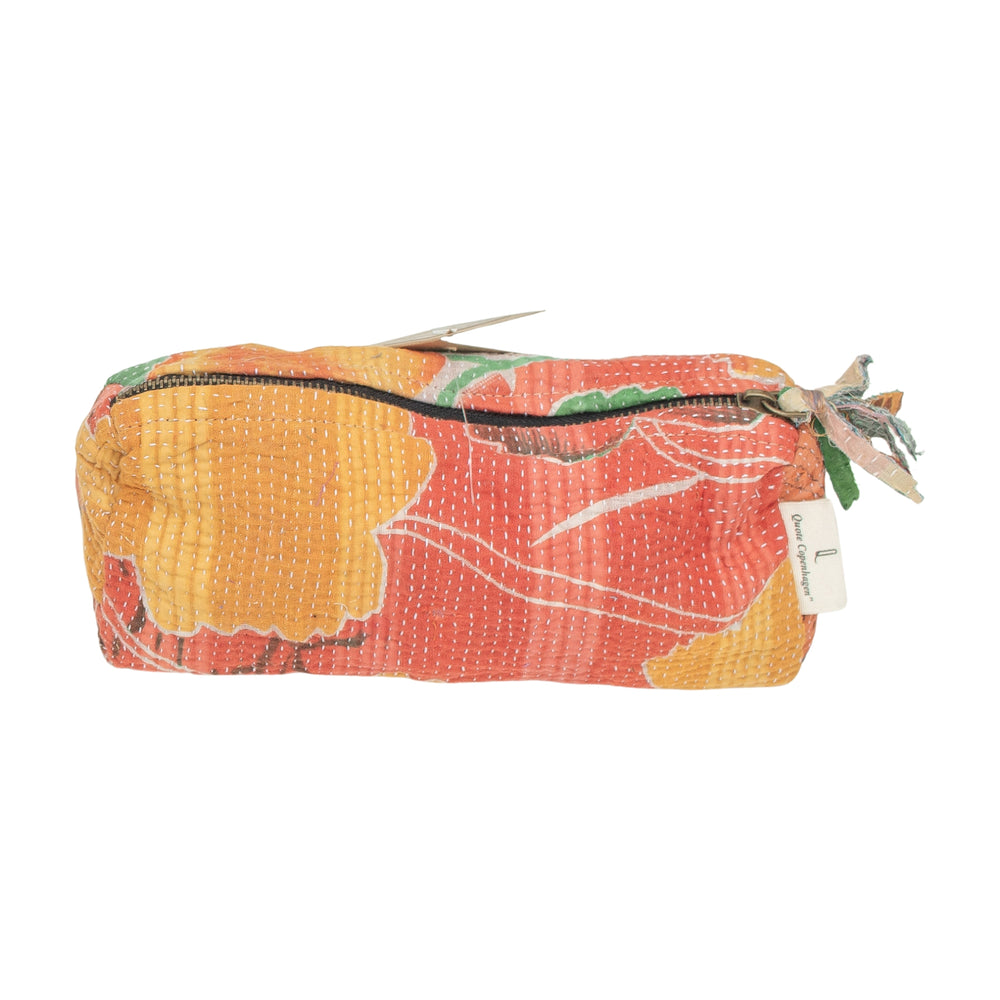 Fine Q Pouch Large, 17 × 12 cm, in orange, red and green with a zip and a floral pattern.
