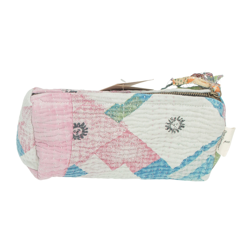 Fine Q Pouch Large, 17 × 12 cm, in pink, blue and white with a zip and a geometric pattern.